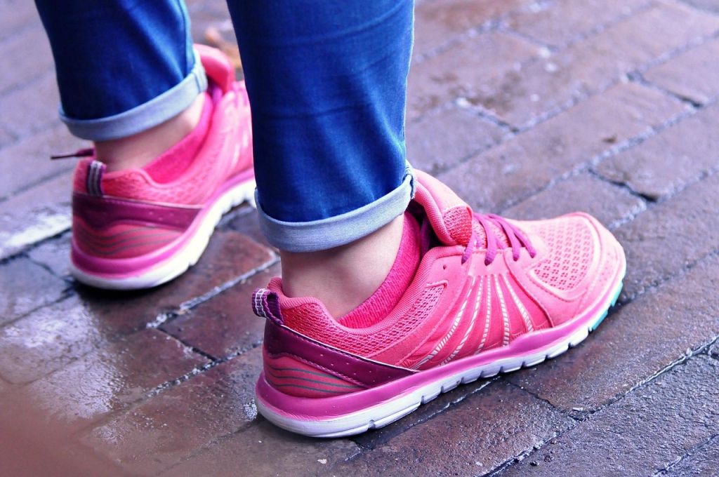 women walking pixabay